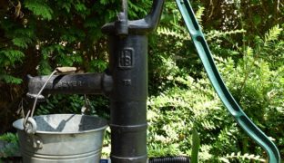 Nostalgische Gartenpumpe Nostalgische Gartenpumpe